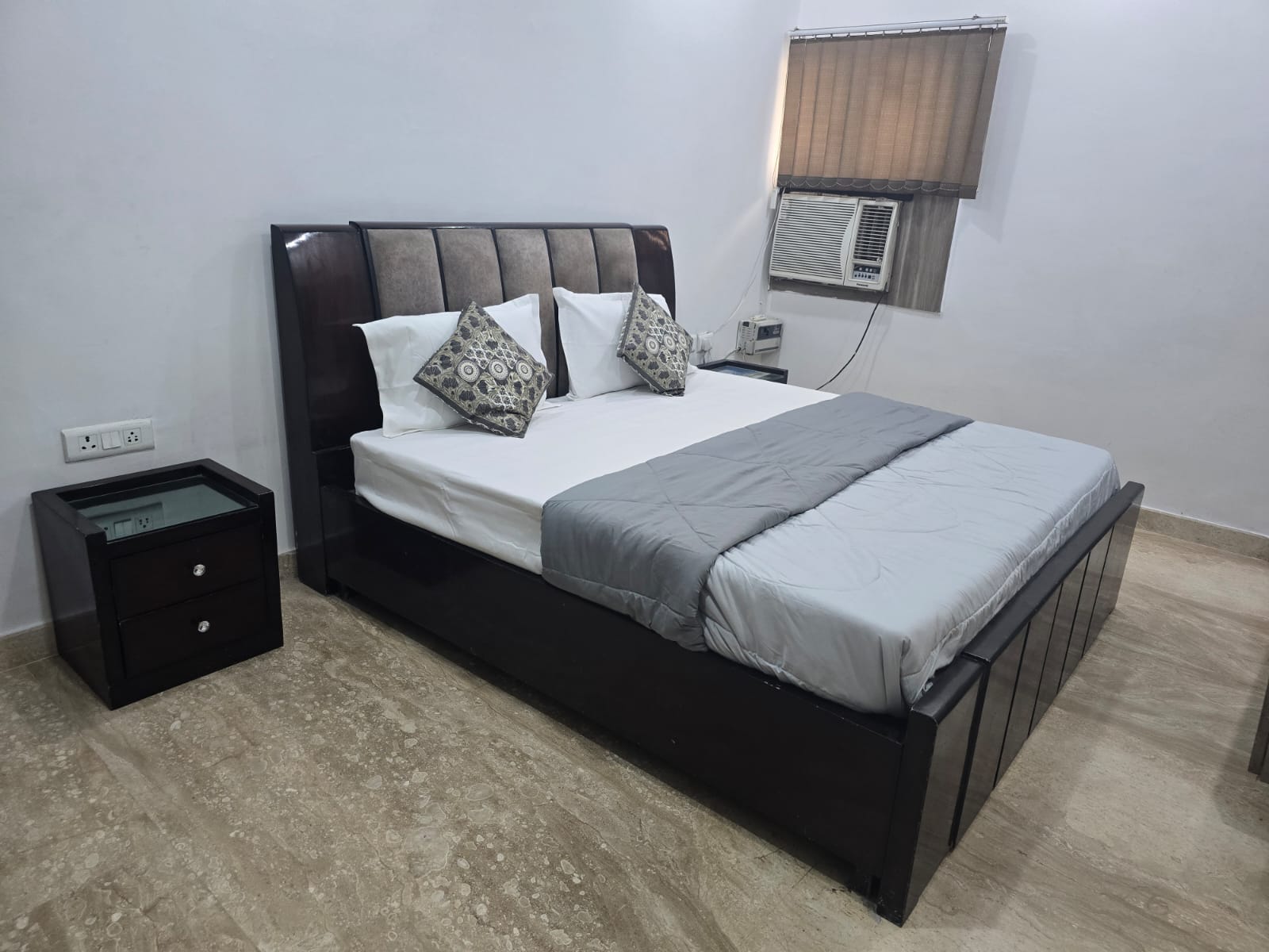 Slepyy Fox - Backpacker Hostel in Greater Kailash - Tap to explore photos