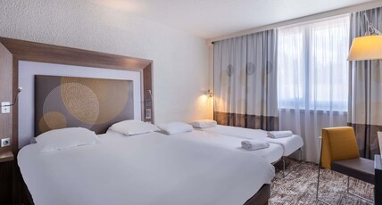 Novotel Le Mans Room Type - Superior Room - 1 double bed and 1 double sofa bed Novotel Le Mans Room Type - Superior Room - 1 double bed and 1 double sofa bed