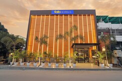 FabHotel Yellow Courtyard