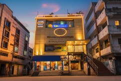 FabHotel Prime Adhirath Grand - 400m from Durgam Cheruvu Metro Station, Madhapur