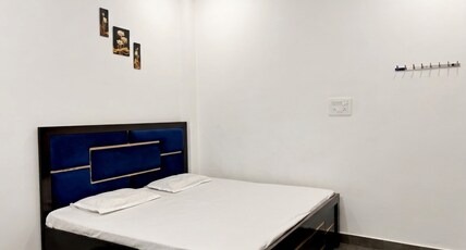 Shiv Ram Guest House Room Type - AC ROOM TRIPLE BED