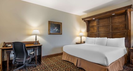 Best Western PREMIER Mariemont Inn Room Type - 1 King Bed, Non-Smoking, Sitting Area, Work Desk, Refrigerator, Tempurpedic Bed, Wi-Fi
