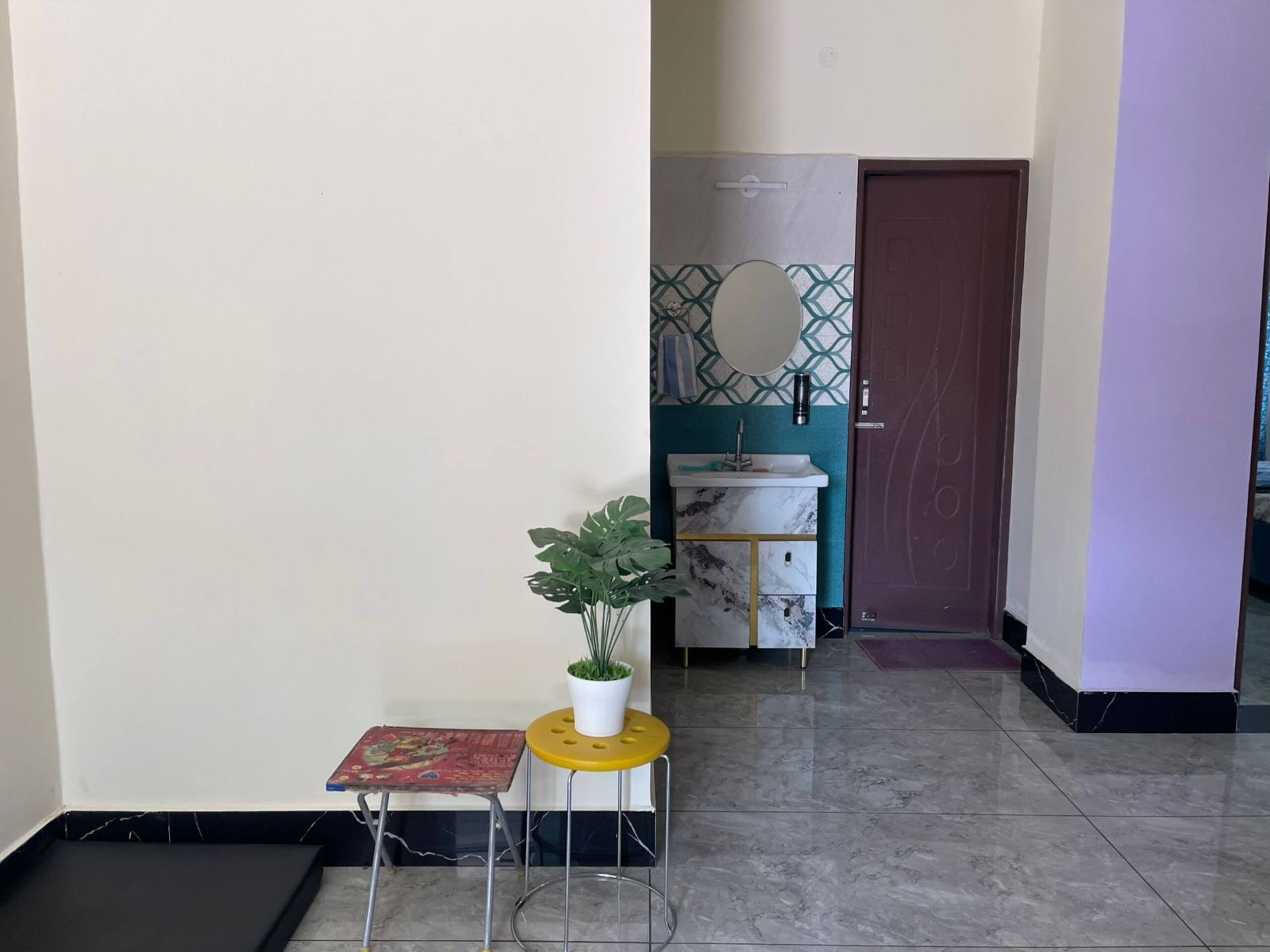 Luxurious One BHK Flat for rent Free parking - Tap to explore photos