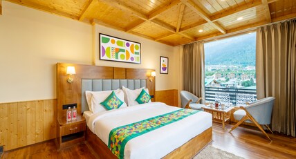 Treebo Premium The Takey'S, Mall Road Room Type - Deluxe Room with Mountain View