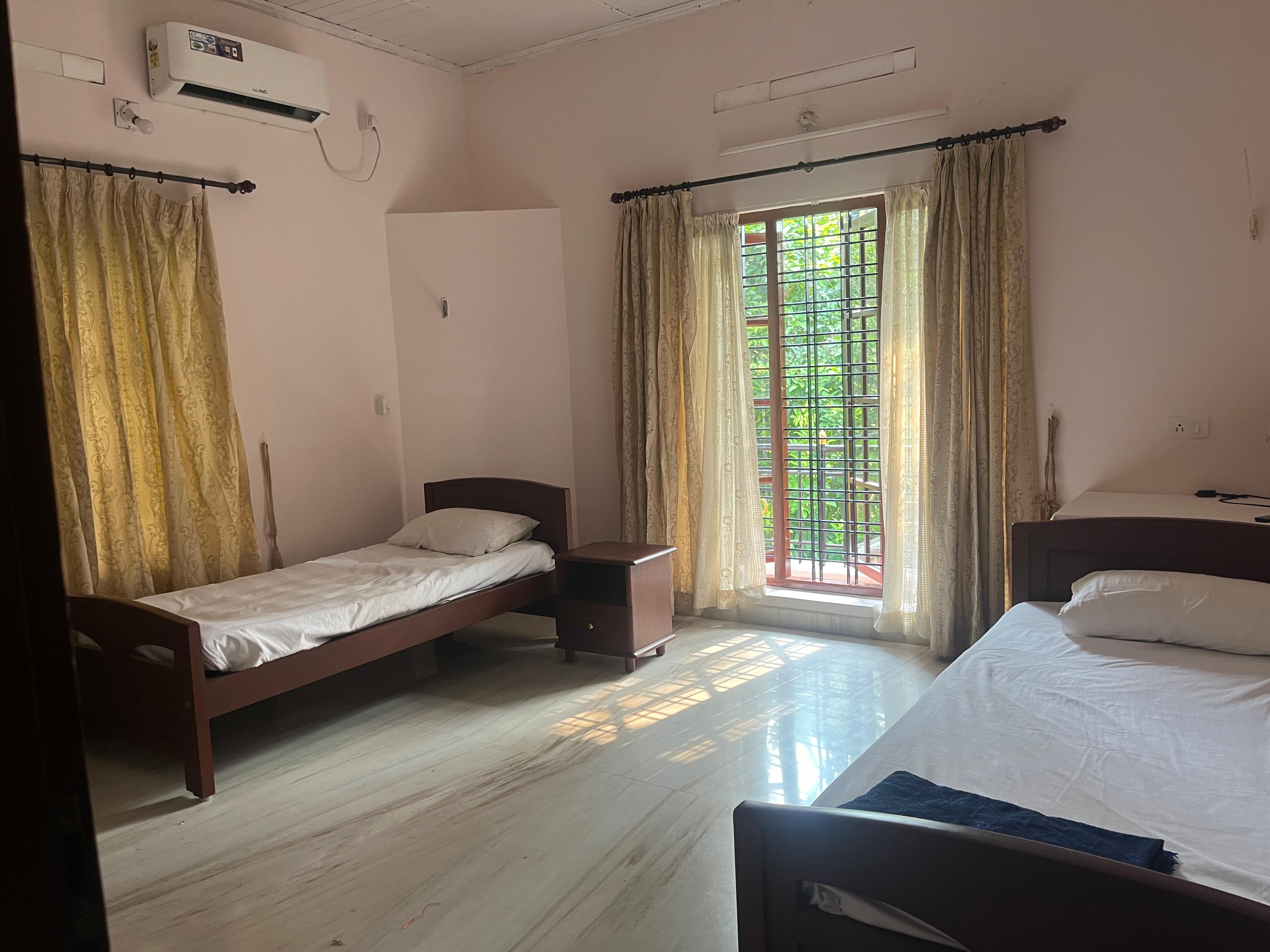 DE Royale Summit Homestay - Tap to explore photos