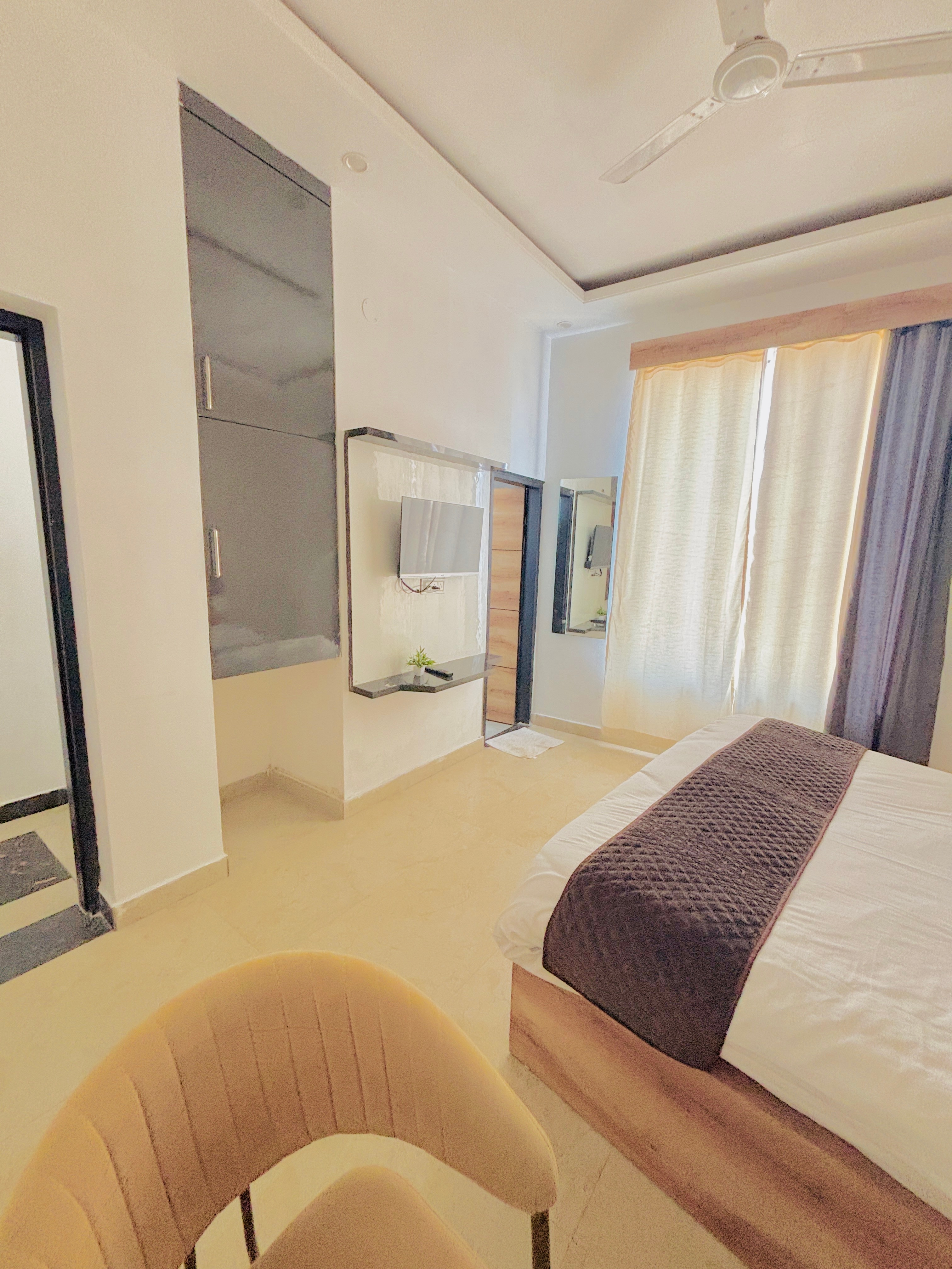 Hotel Devine - Tap to explore photos