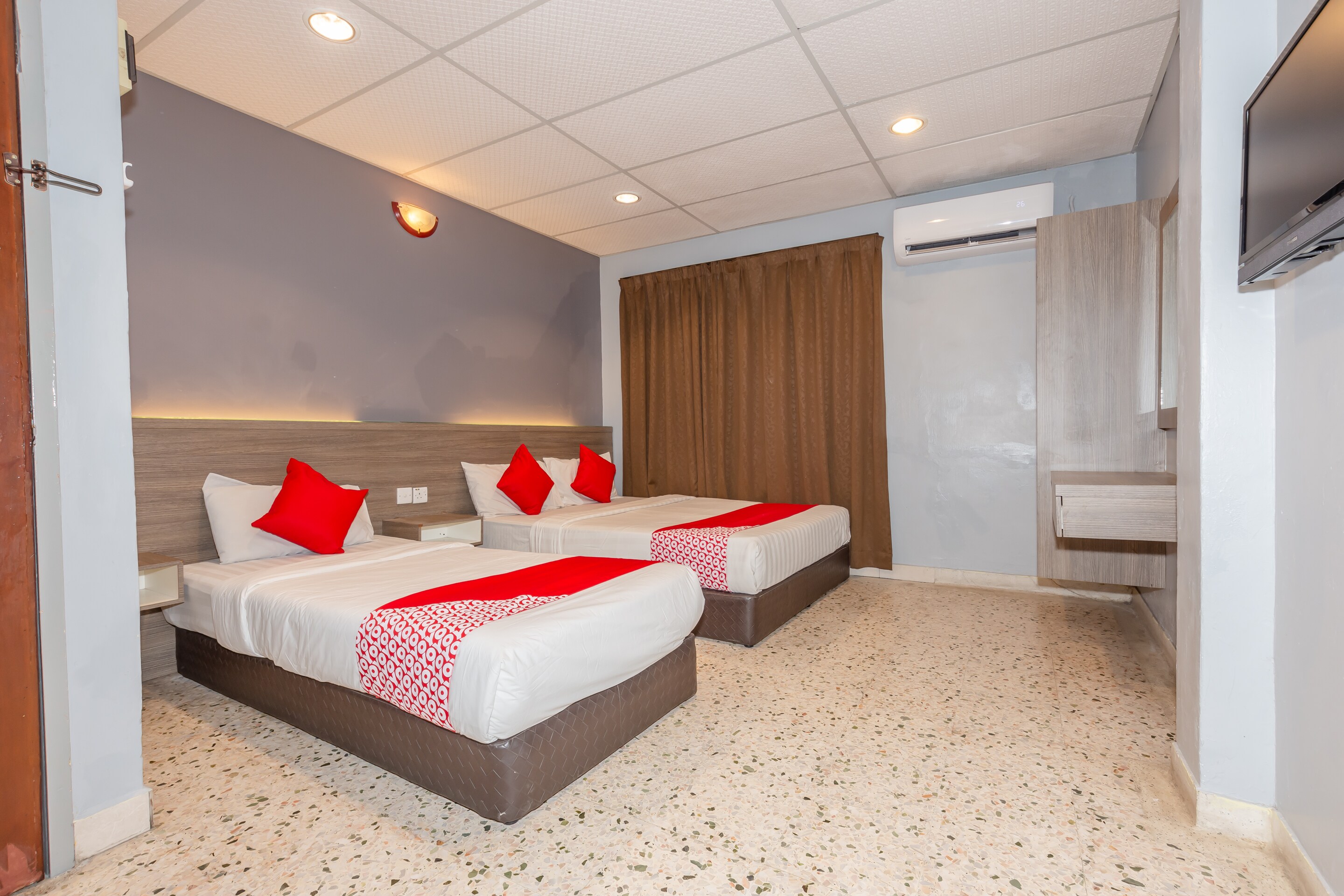 OYO Qish Hotel Banda Kaba - Tap to explore photos