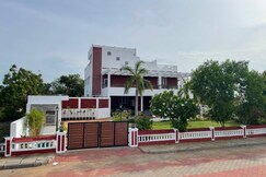 Close to Beach Pool TT Lawn Croc Villa 3BHK pet