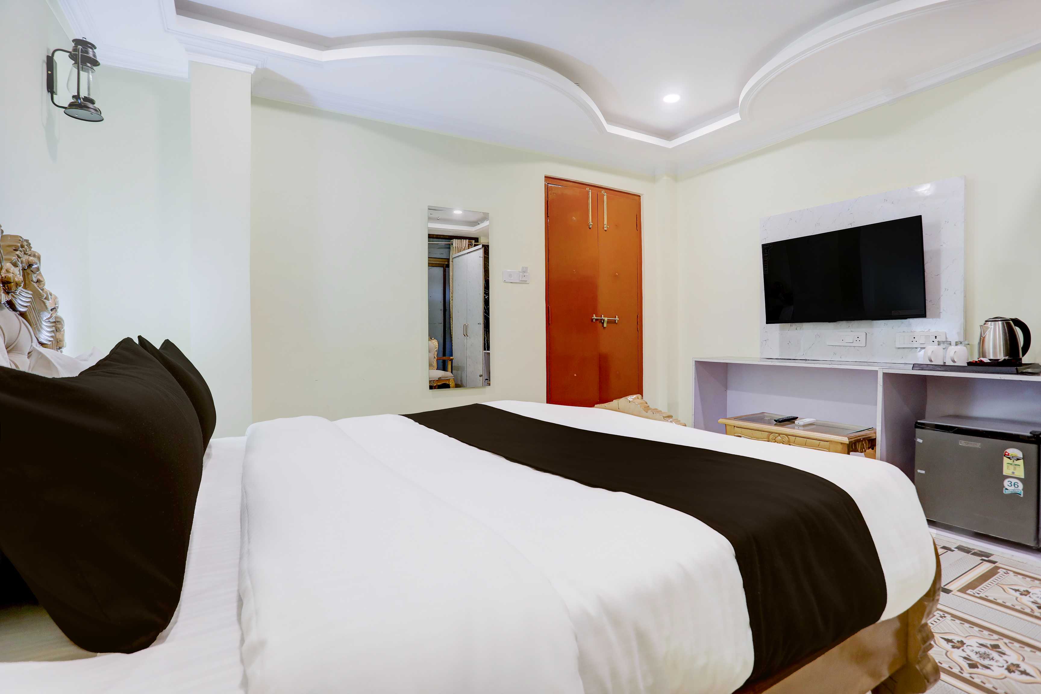 Townhouse Oak Varanasi IP Sigra Mall - Tap to explore photos