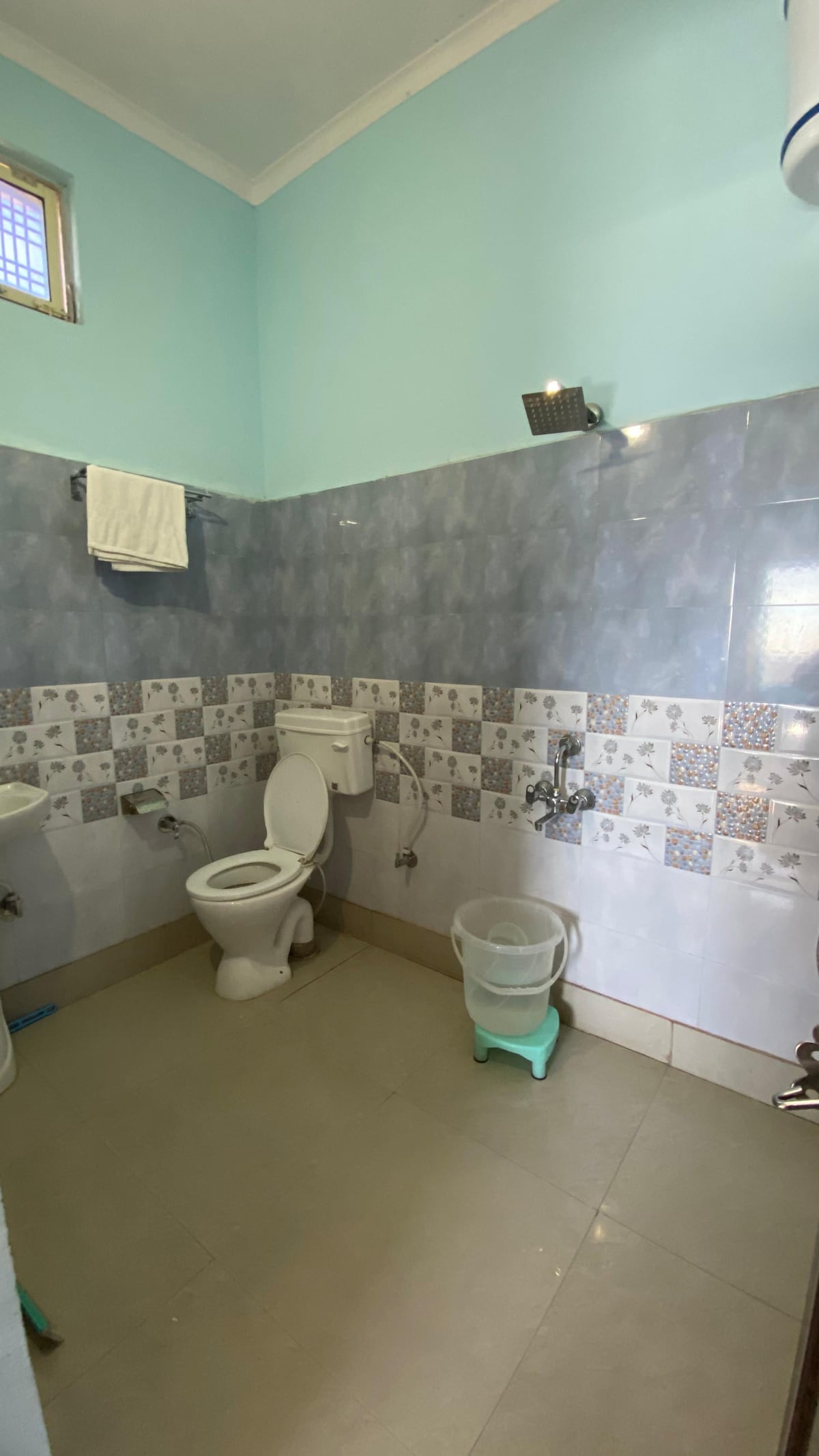 Room in Gumkhal - Tap to explore photos
