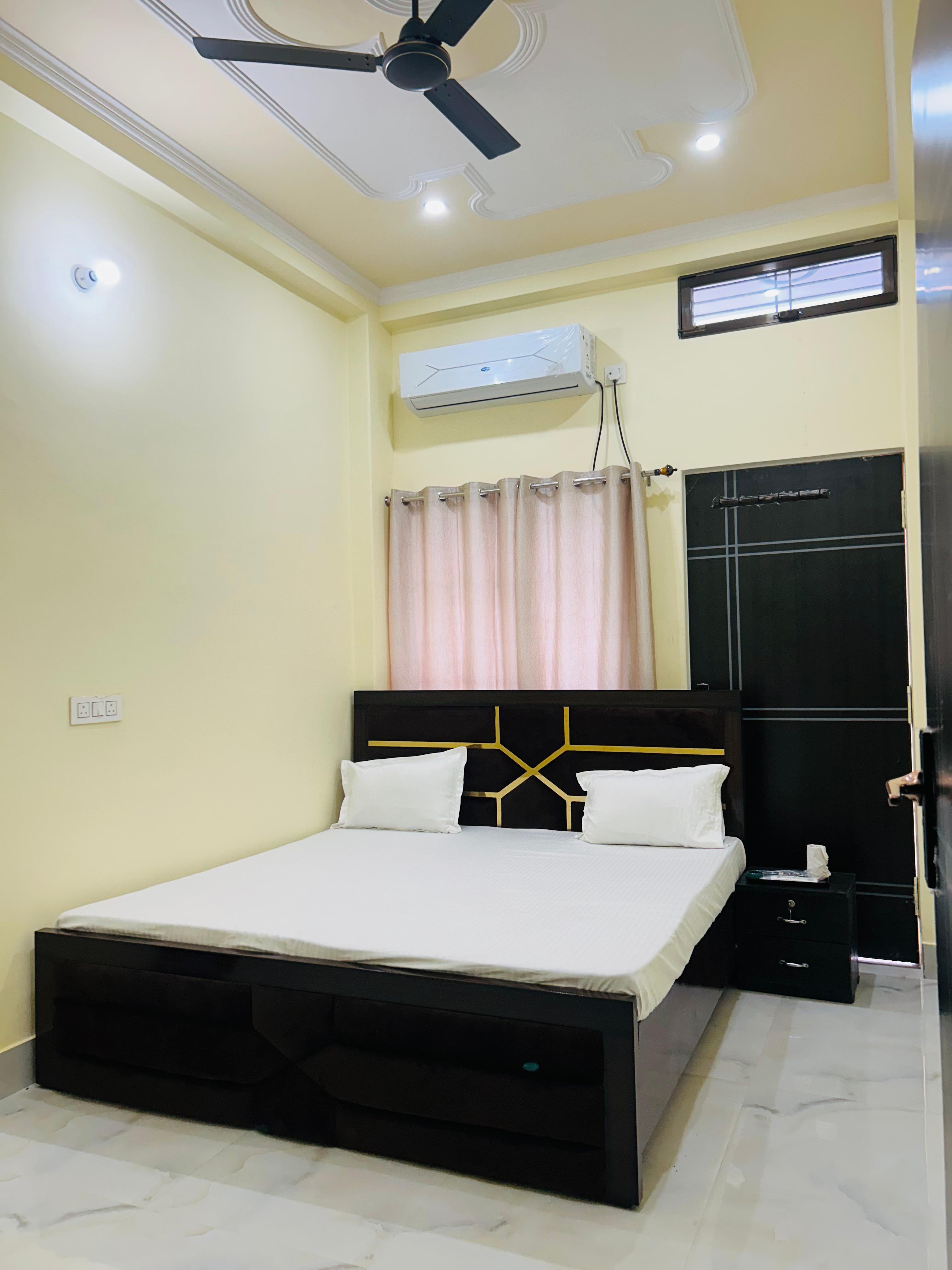 Sarangnath Paying Guest House - Tap to explore photos