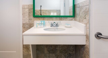 Hampton Inn Ellenton/Bradenton, FL Room Type - 2 QNS ACCESSIBLE W TUB NS
