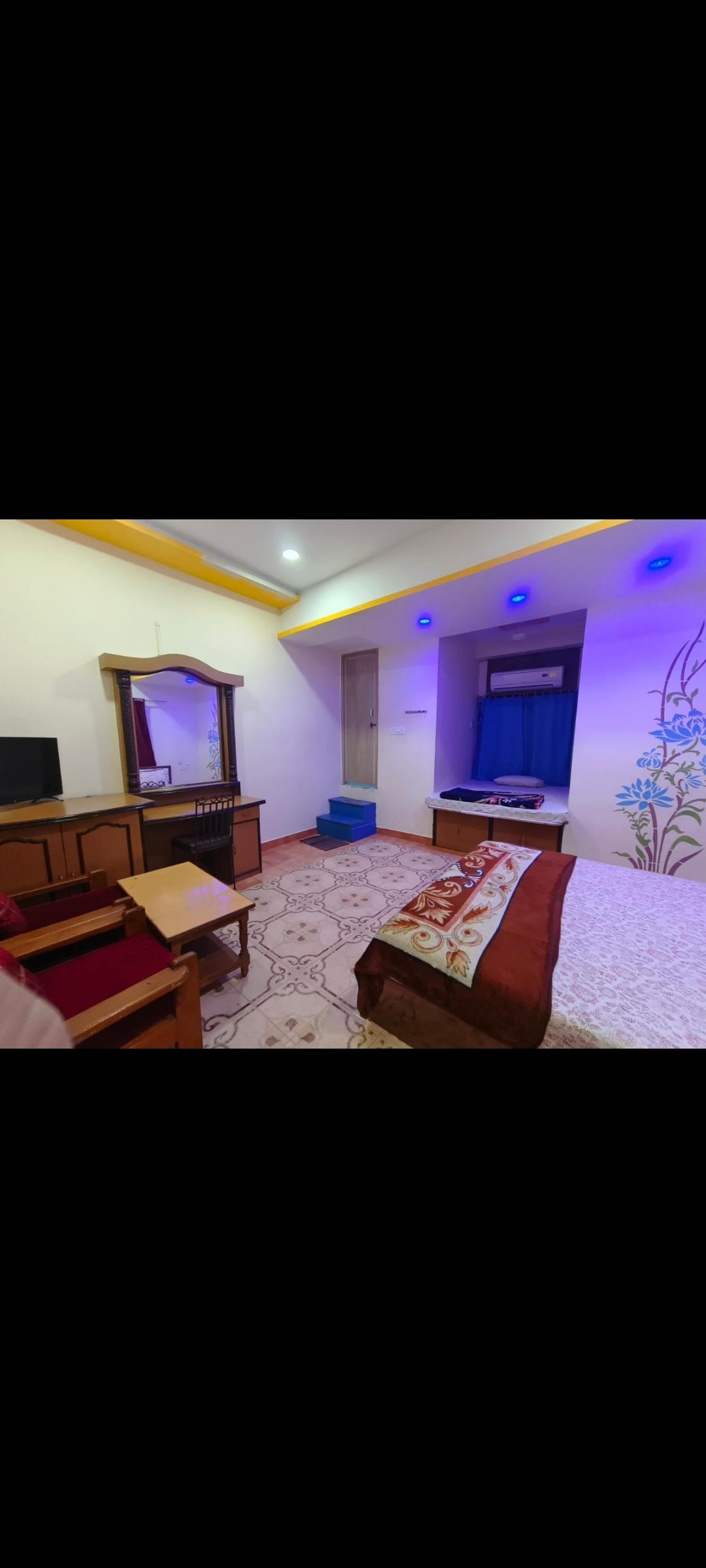 Shivam Guest House - Tap to explore photos