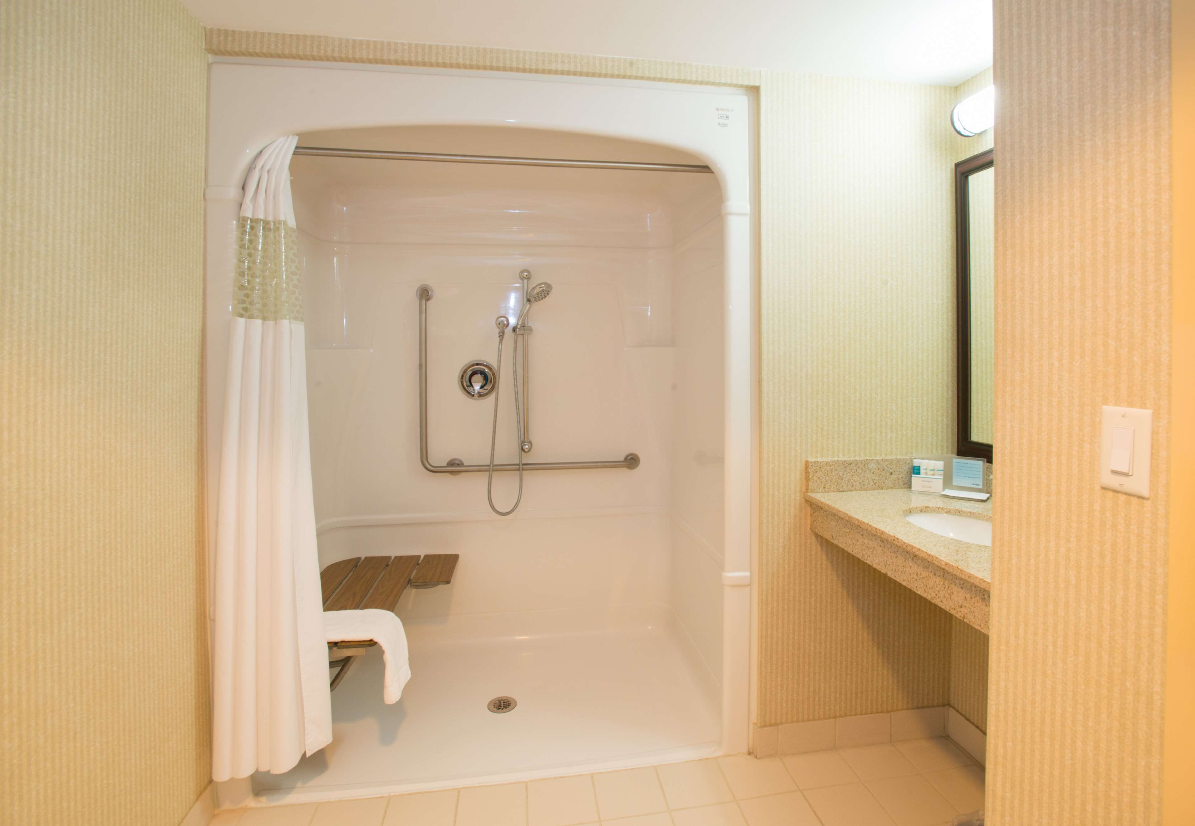 Hampton Inn Oakville Mississauga - Tap to explore photos