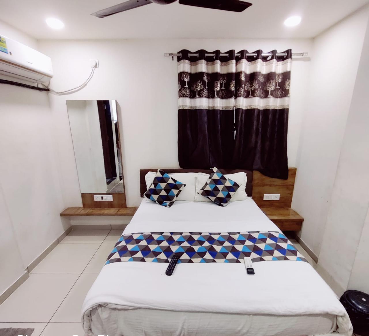 Hotel Mansarovar Vadodara - Tap to explore photos