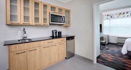 Holiday Inn & Suites OAKVILLE @ BRONTE Room Type - 1 Queen Suite