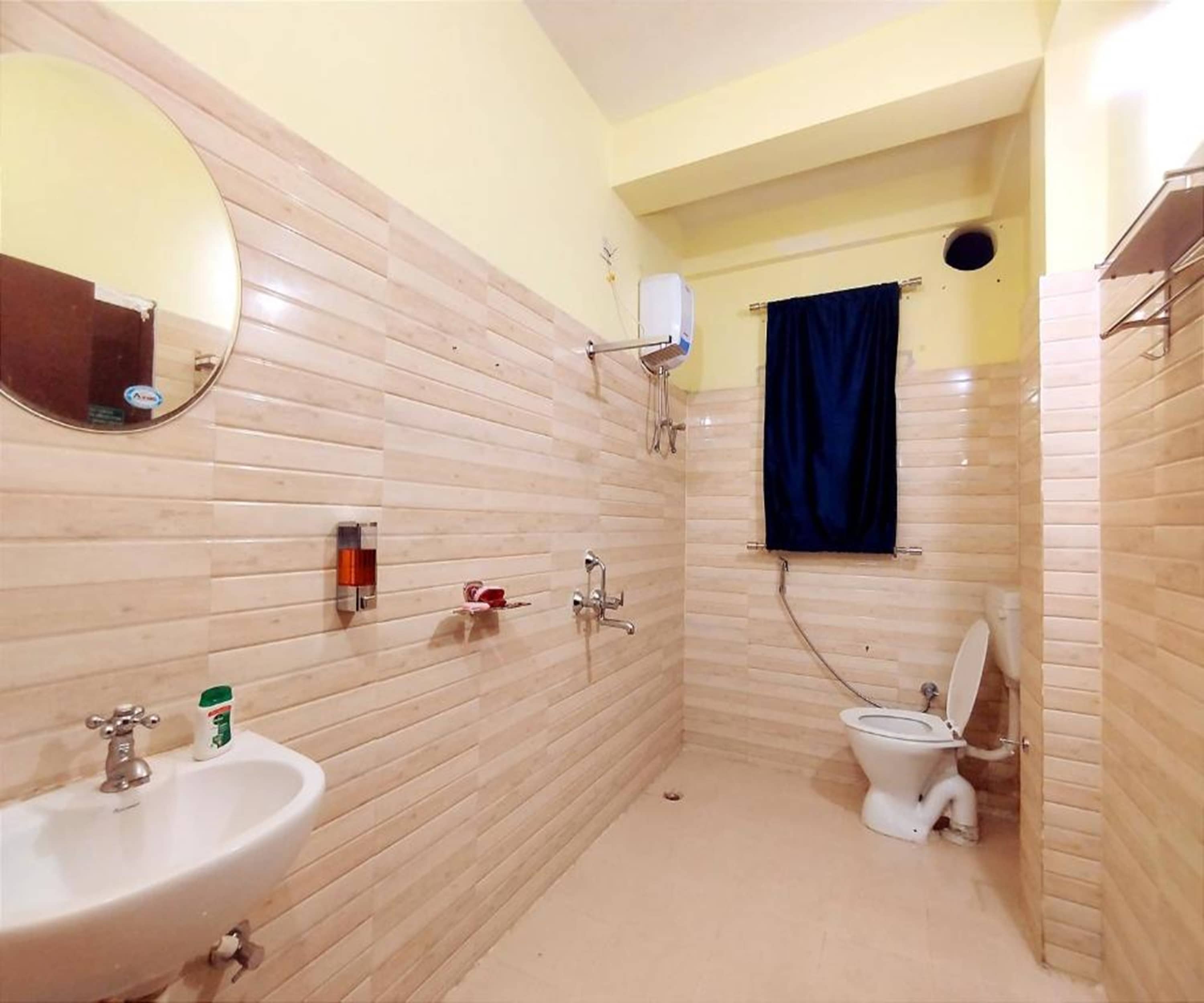 Nomad's Nest Backpackers Hostel - Tap to explore photos