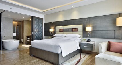 JW Marriott Mumbai Sahar Room Type - Executive Lounge Access, 1 King with Bathtub, One-way Airport Transfer
