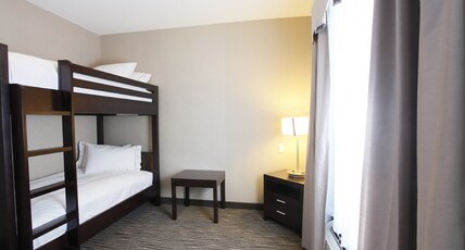 Holiday Inn Express FORT ST JOHN Room Type - 1 King Accessible