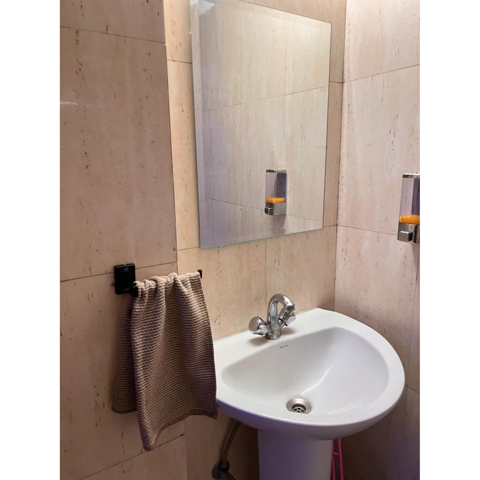 Flix&Chill- Top Floor- Luxurious Studio Apartment - Tap to explore photos