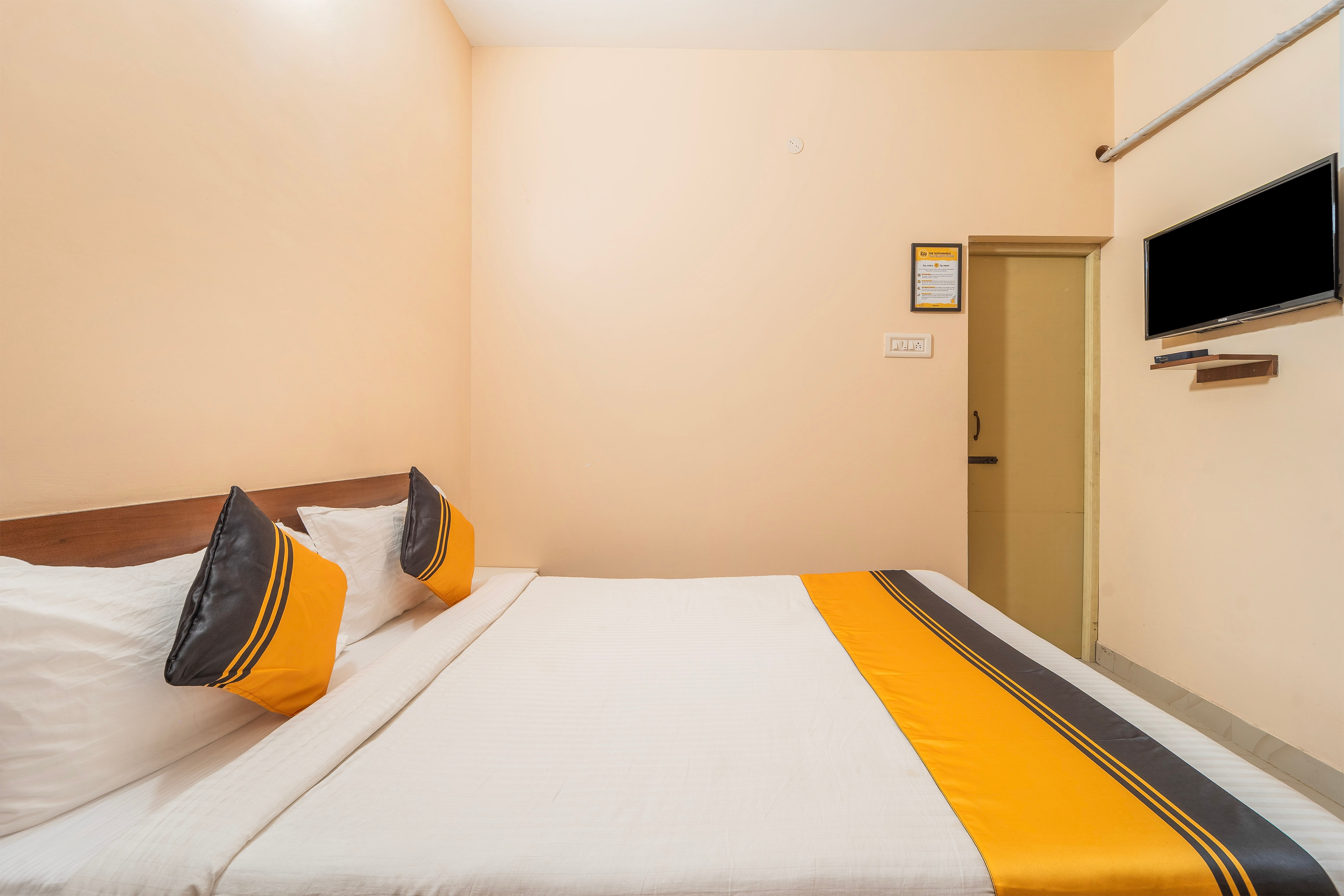 Itsy Hotels Everest Grand - Tap to explore photos