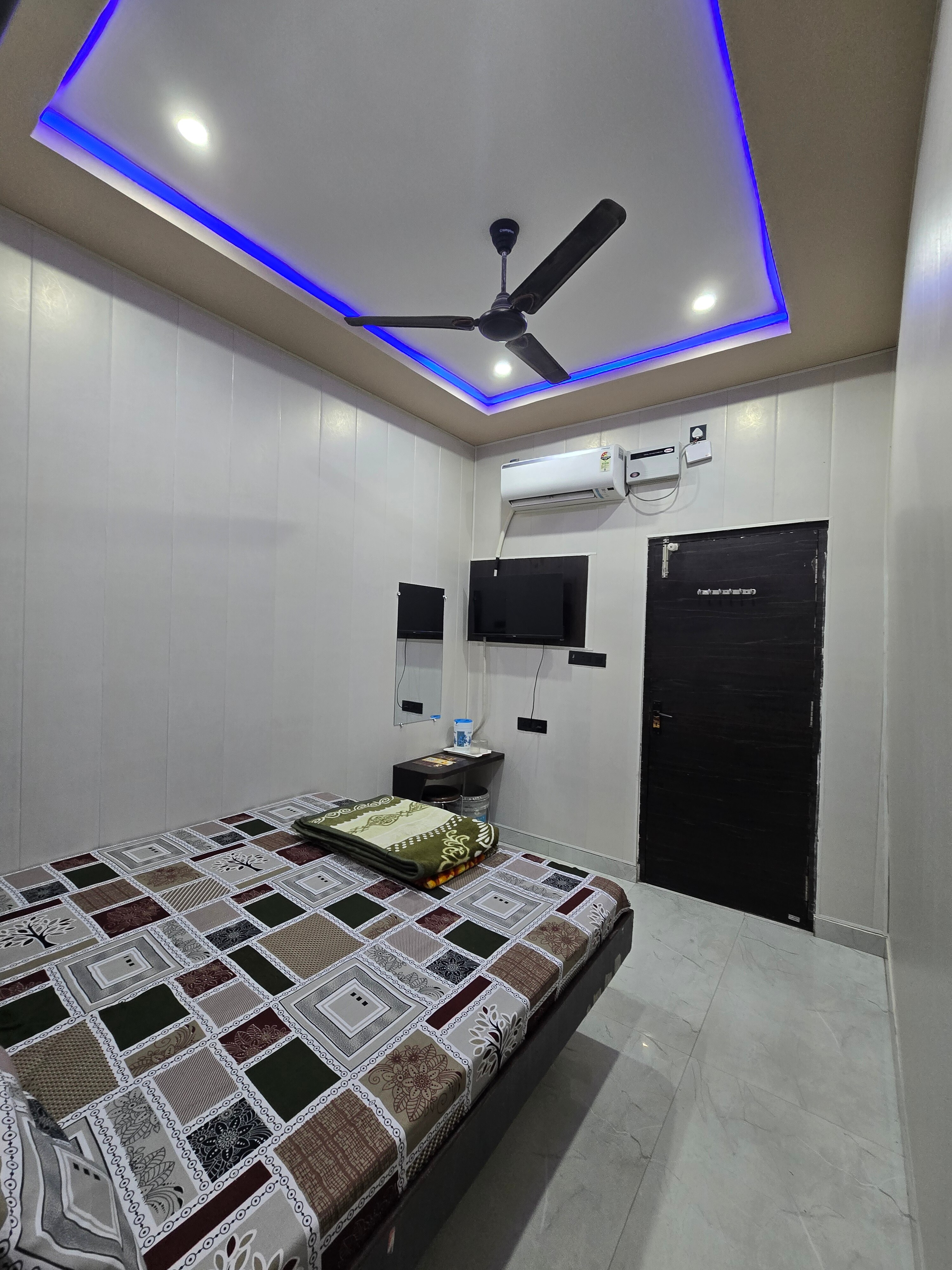 Gayatrii Guest House - Tap to explore photos