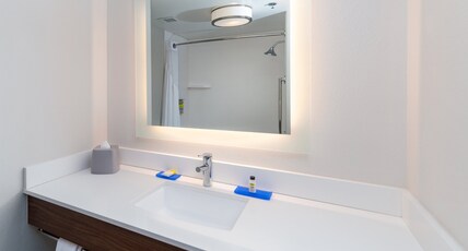 Holiday Inn Express Hotel & Suites Dinuba West Room Type - Standard Room