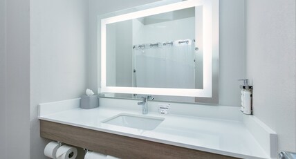 Holiday Inn Express & Suites MARSHALL  Room Type - 2 Queen Beds Standard