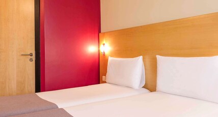 ibis Sharq Kuwait Room Type - Standard Room with 2 single beds equipped with the new bedding