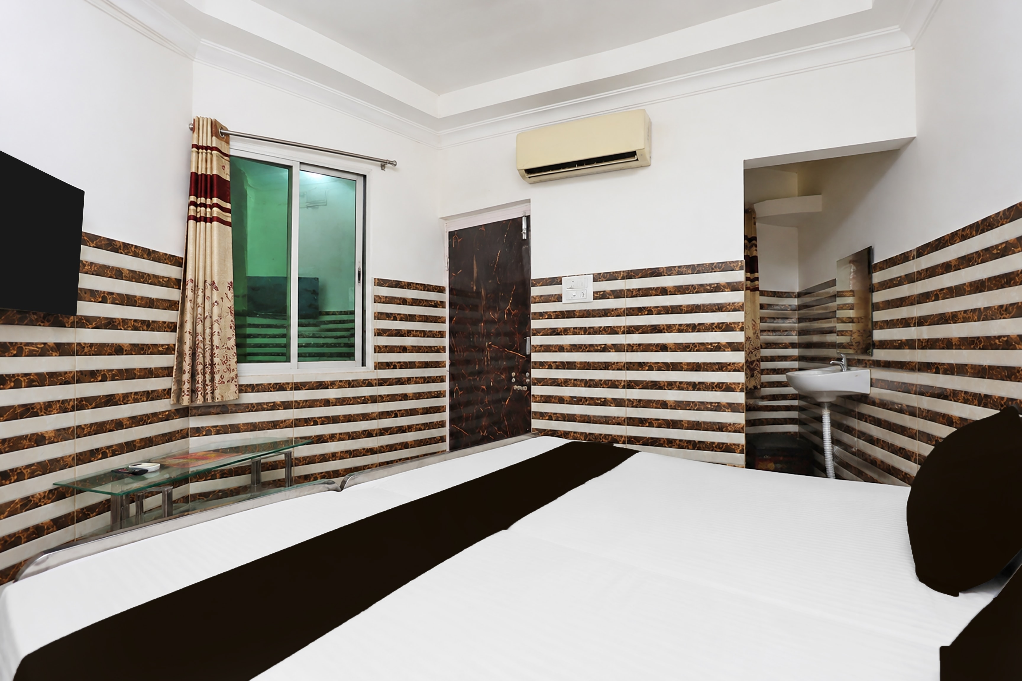 Hotel O Rabindra Sarovar Metro Station Kolkata Formerly Ayush Villa - Tap to explore photos