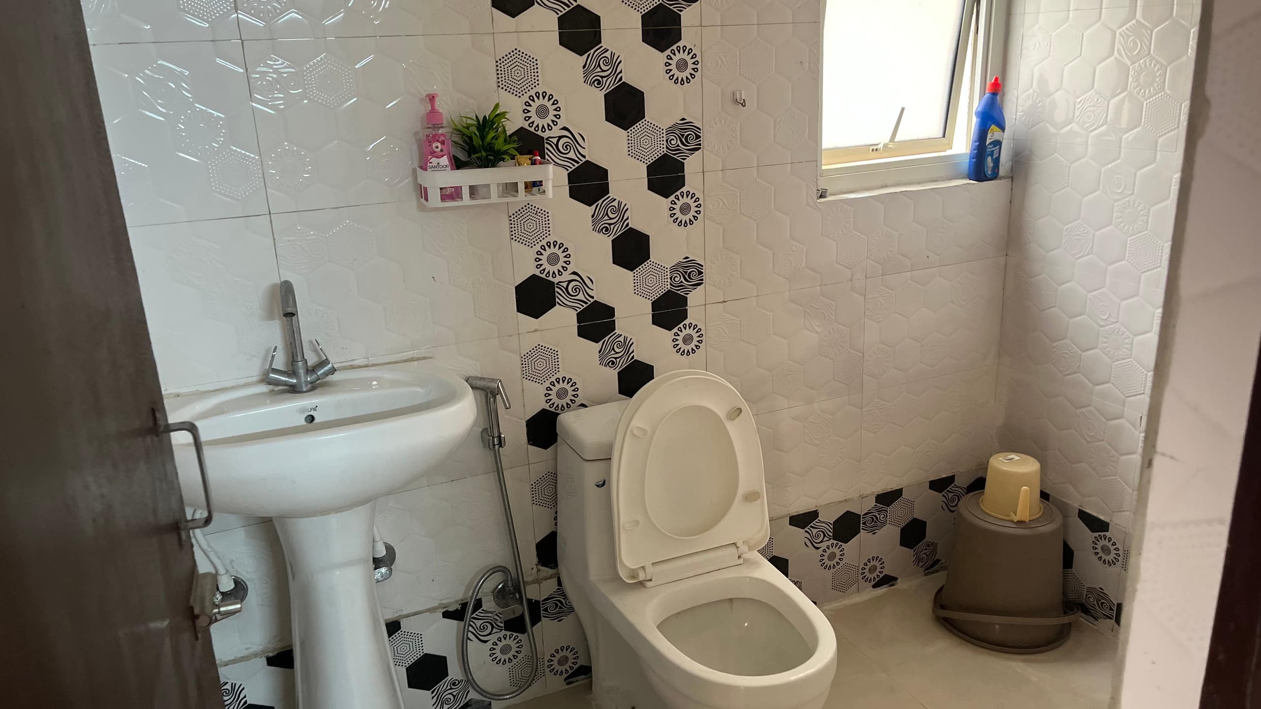 1 Bhk Shared |Private AC room with balcony - Tap to explore photos