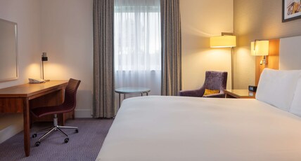 DoubleTree by Hilton Edinburgh Airport Room Type - QUEEN DELUXE ROOM