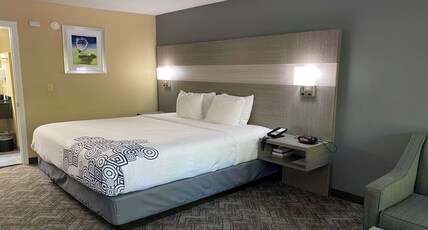 Best Western Apalach Inn Room Type - 1 King Bed, Non-Smoking, Walk In Shower, Wi-Fi, Full Breakfast
