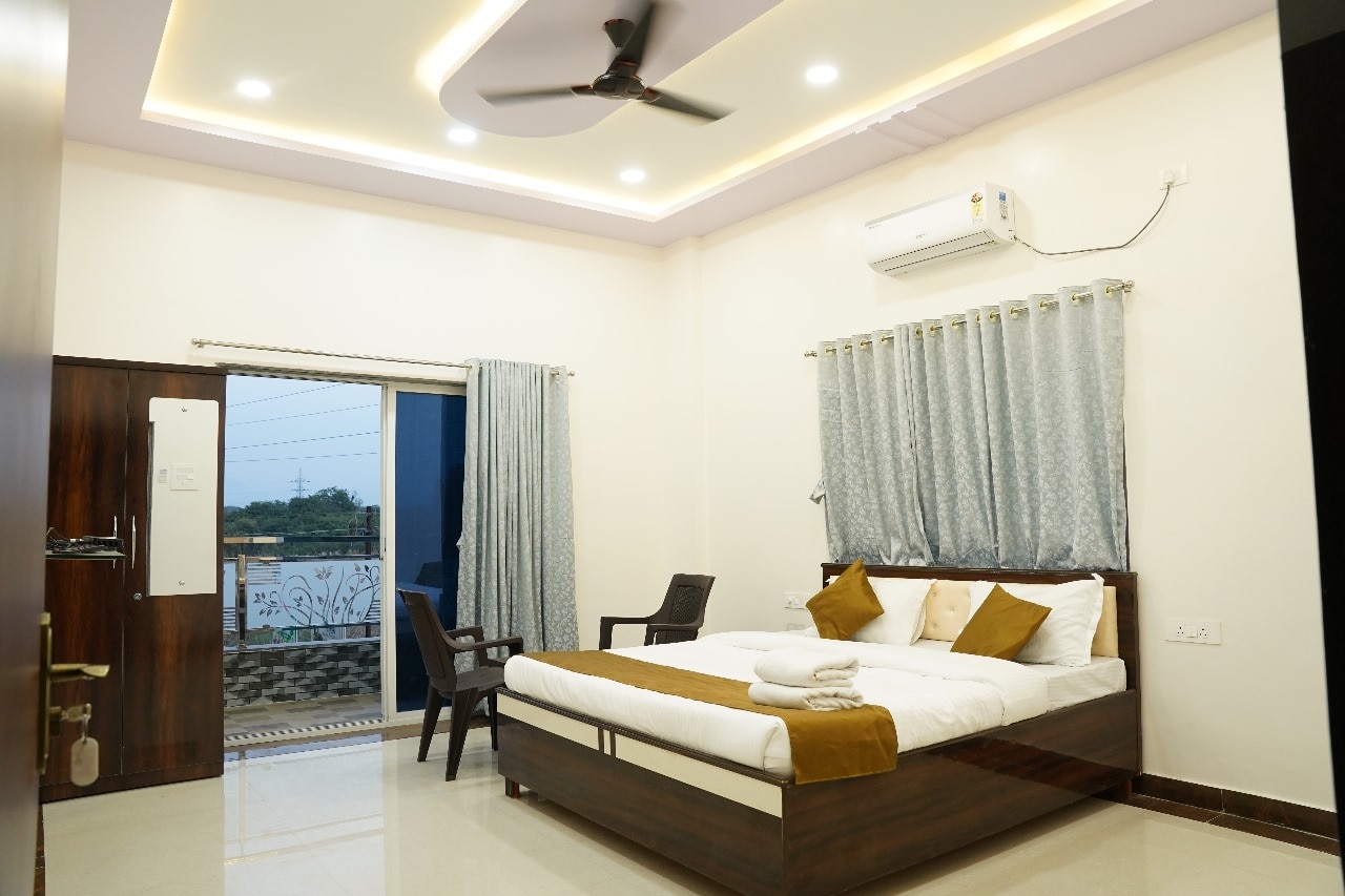 Hotel Reddy's Pure Veg And Lodging - Tap to explore photos