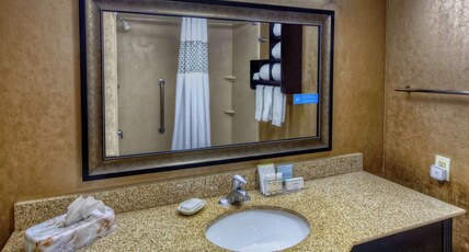 Hampton Inn by Hilton Tullahoma Room Type - 1 KING BED NONSMOKING