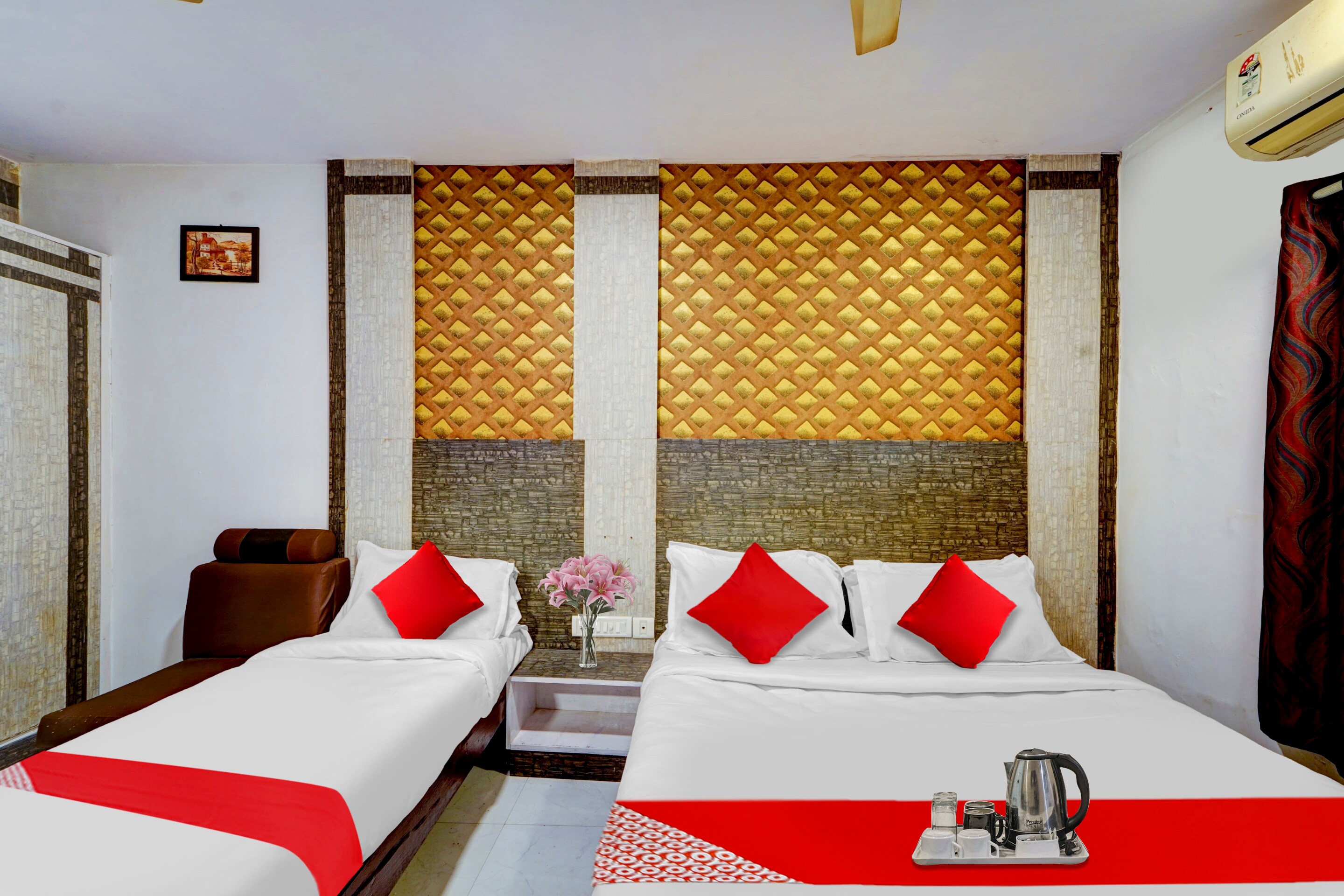 Hotel O White Inn Near Central Railway station - Tap to explore photos
