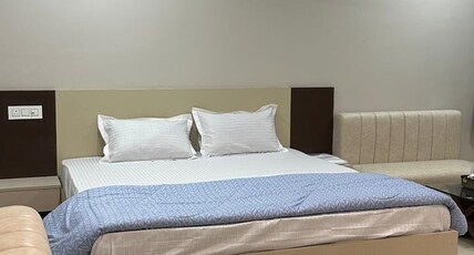 City Palace, Hotel & Banquet Room Type - Elegant room with palm trees and river view. City Palace, Hotel & Banquet Room Type - Elegant room with palm trees and river view.