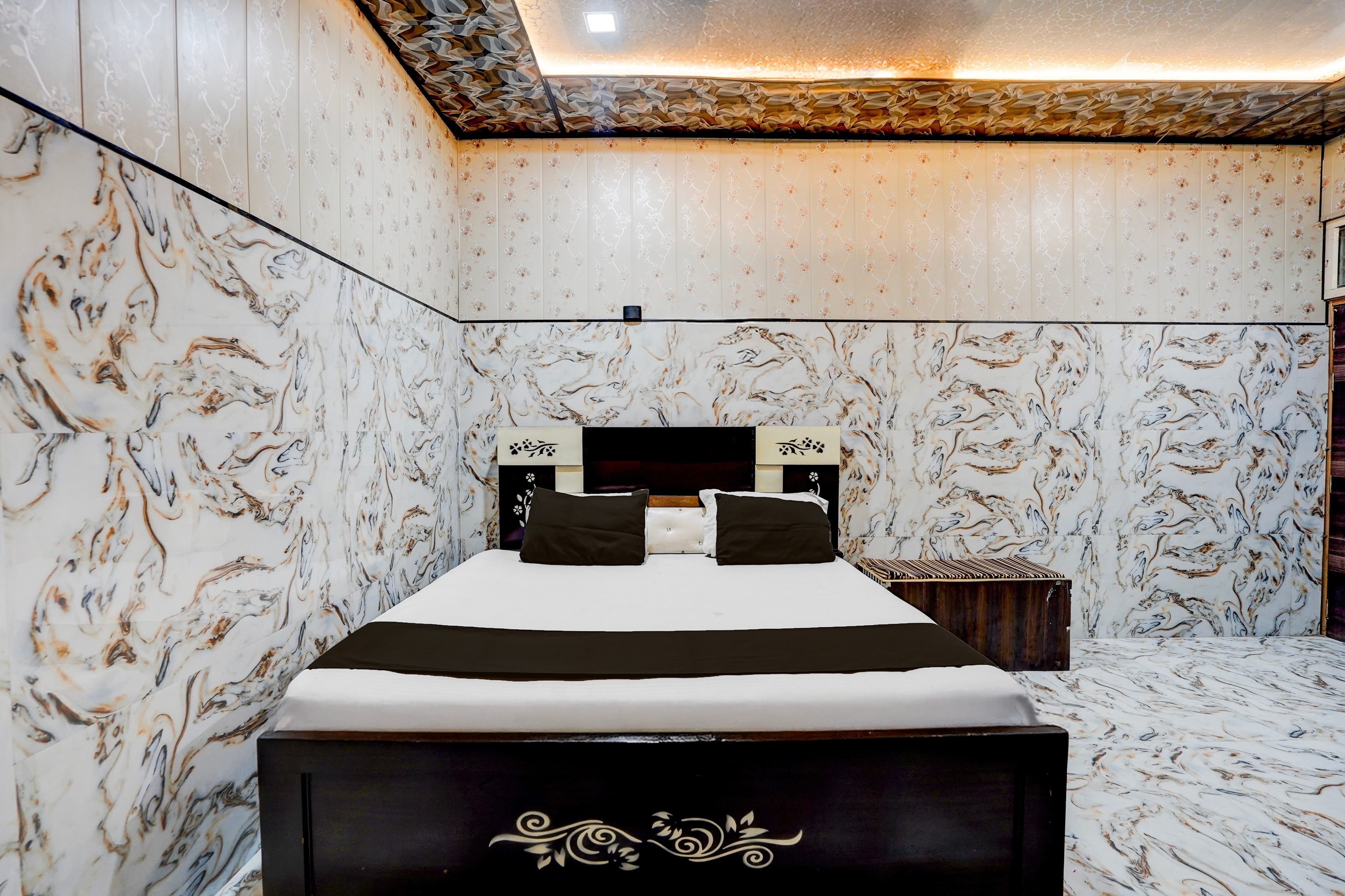 SPOT ON Geeta Vatika Guest House Mathura Junction - Tap to explore photos