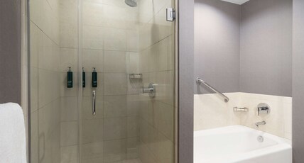 Hilton Promenade Branson Landing Room Type - 1 KING BED DELUXE ROOM