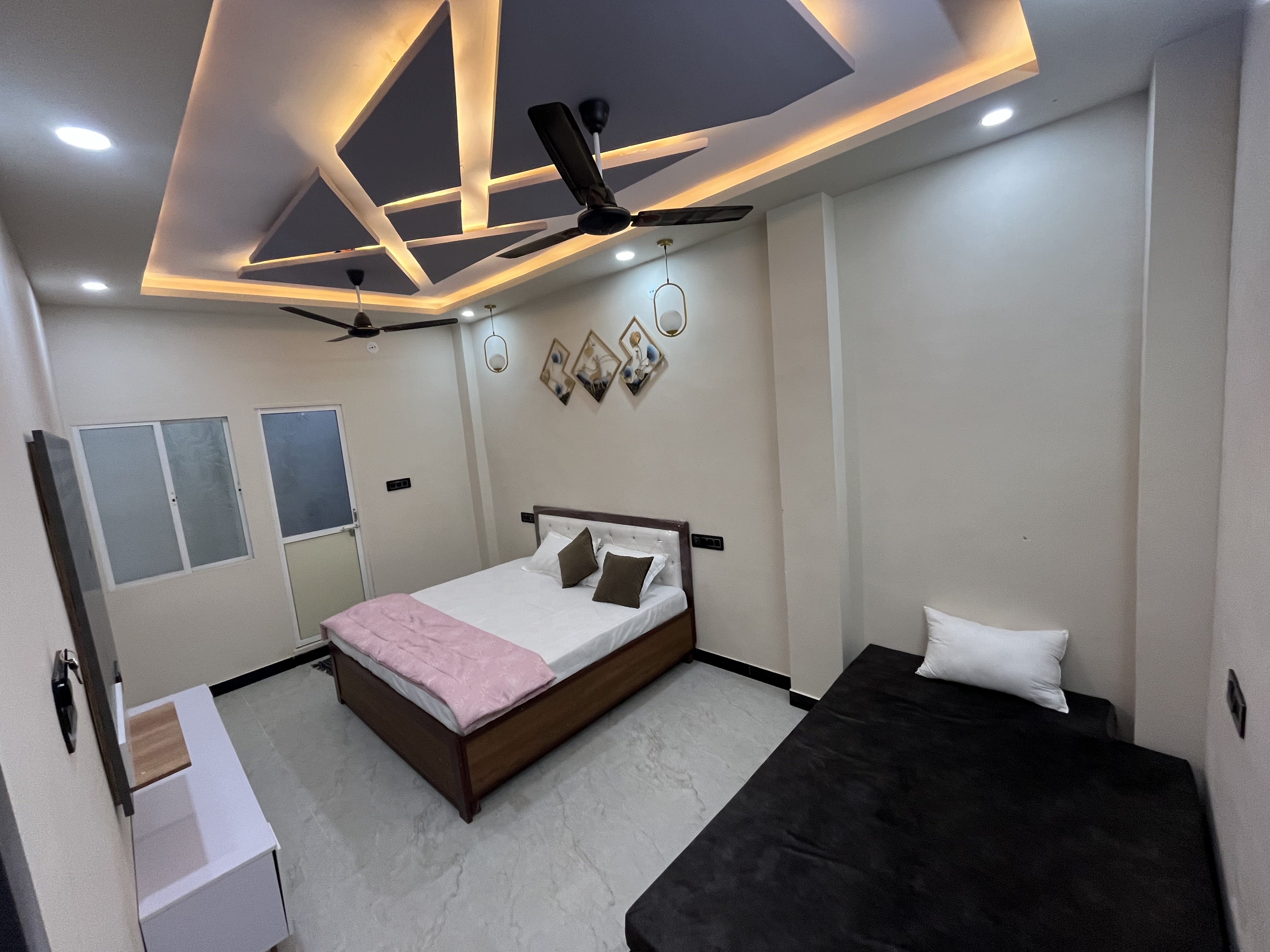 Yuvika Rooms - Tap to explore photos