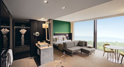 Crowne Plaza GENEVA Room Type - 1 King Junior Suite Club Lounge Access