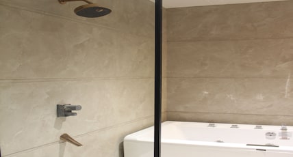 Hotel Avnish Room Type - Premium Suite with Jacuzzi