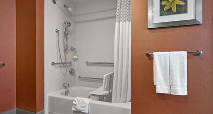 Hampton Inn by Hilton Calgary Airport North Room Type - 2QN MOB HEARING ACC TUB NS
