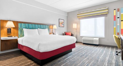 Hampton Inn & Suites Chicago Medical District UIC Room Type - 1 KNG HEARING ACC