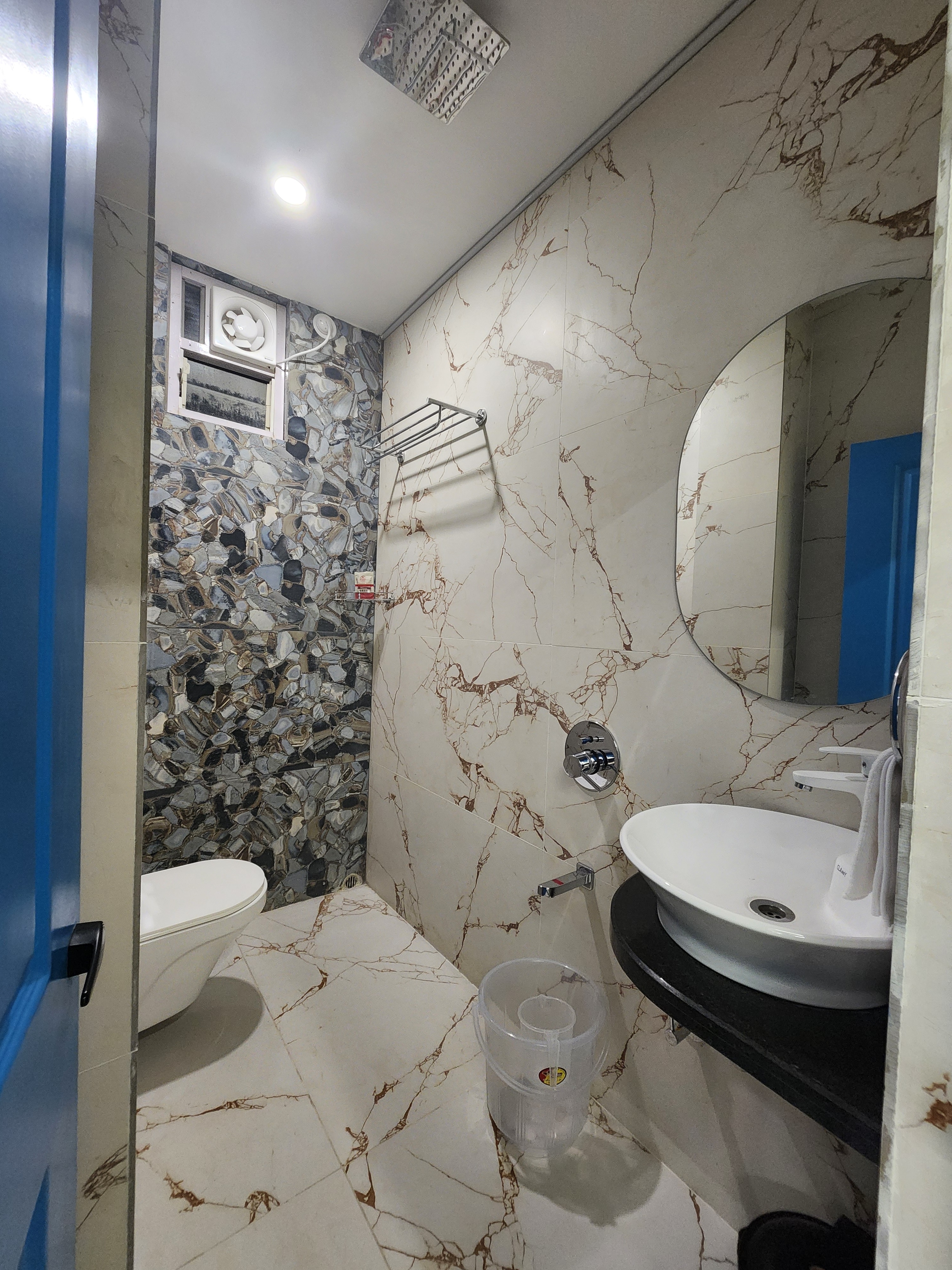 Clovera - Tap to explore photos