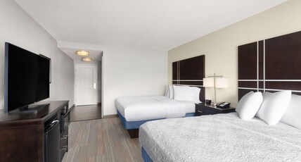 Hampton Inn & Suites by Hilton Douglas Room Type - 2 QNS MICROWV FRIDGE NS