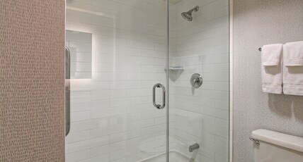 Holiday Inn Express Hotel & Suites Toronto - Markham Room Type - 1 King Bed Suite Jetted Tub Sofa Bed