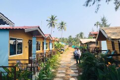 Sydney X Cafe and Huts, Arambol