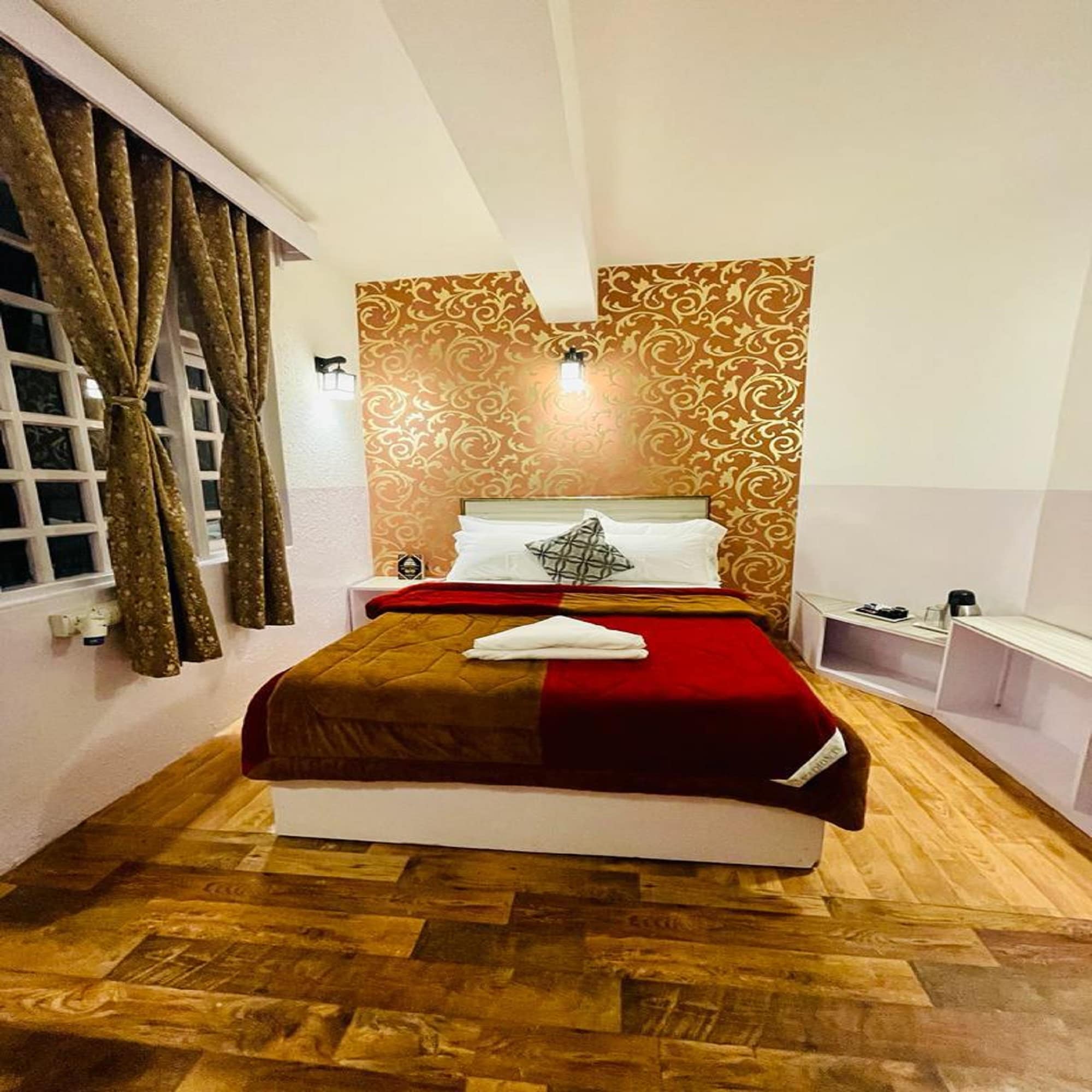 HOTEL TIP TOP - Tap to explore photos