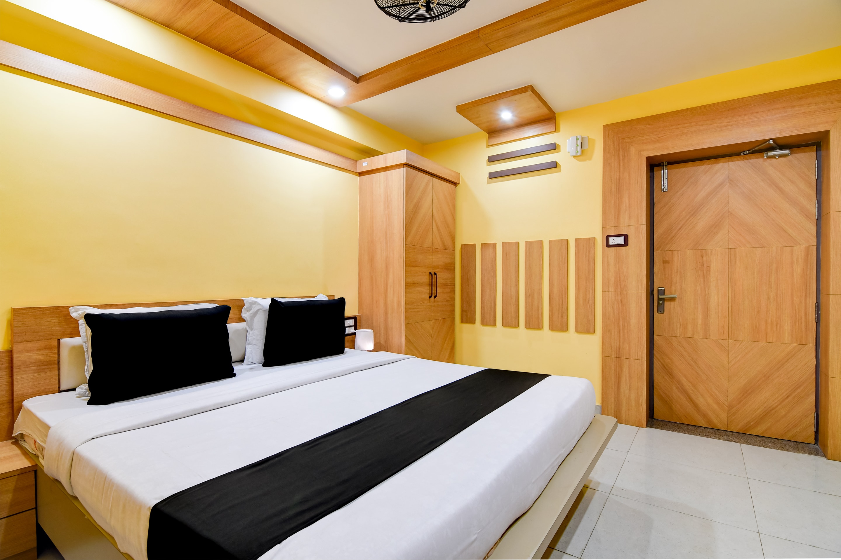 Hotel Shree Krishna - Tap to explore photos